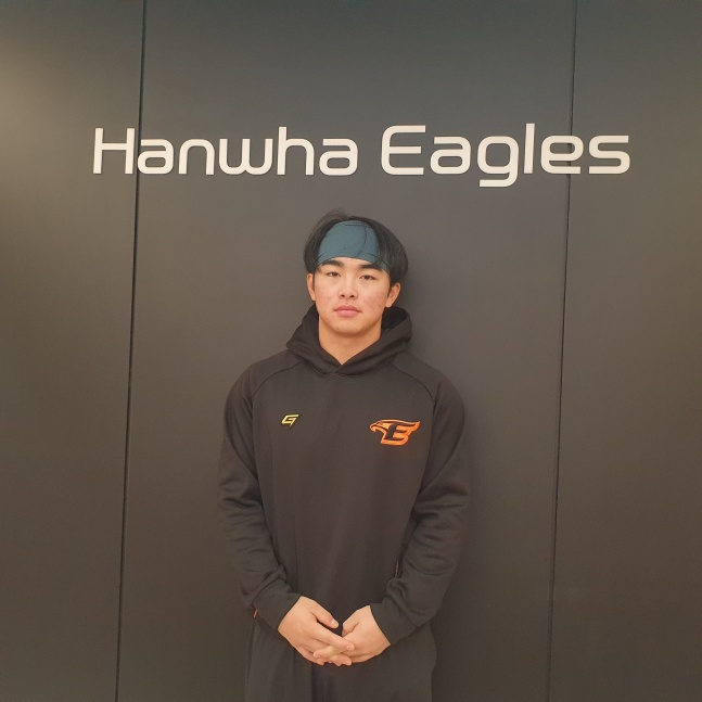 한화 문현빈이 9일 대전한화생명이글스파크에서 사진 촬영에 응하고 있다. /사진=김동윤 기자