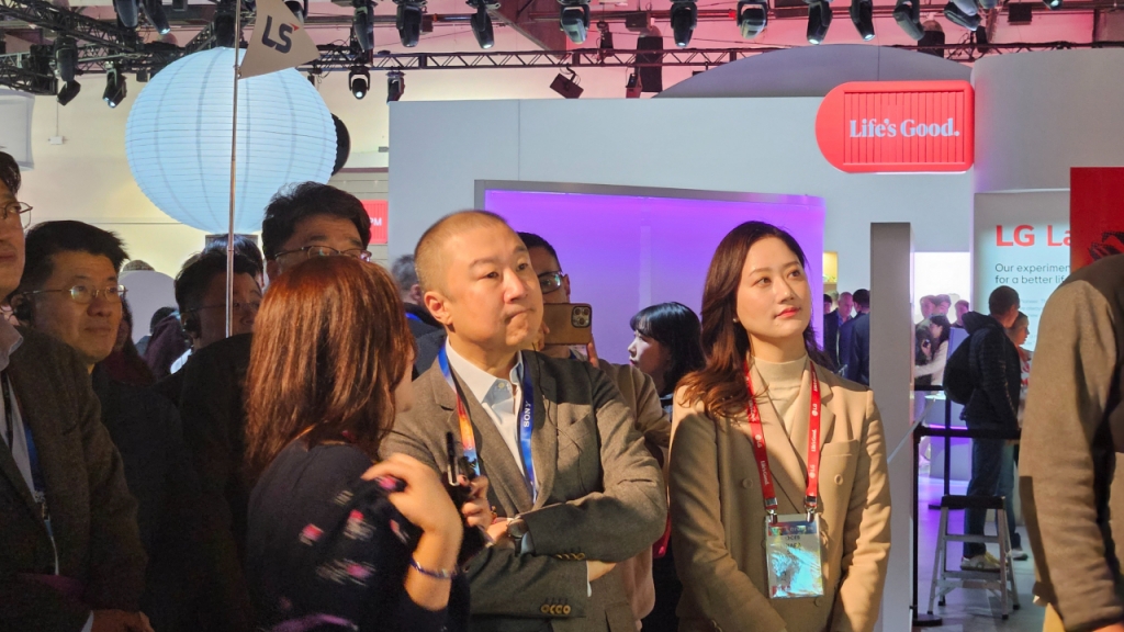 구자은 LS그룹 회장이 9일(현지시간) 미국 라스베이거스에서 열리는 CES 2025에서 LG전자 부스를 둘러보고있다/사진=한지연기자
