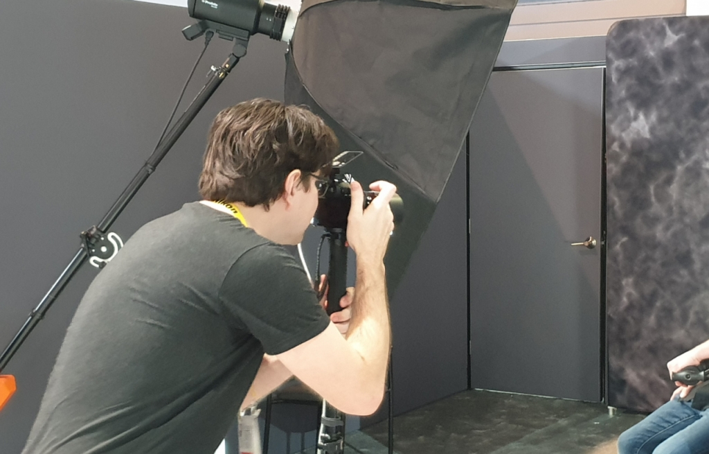 'CES 2025'에서 니콘이 관람객 사진을 찍고 있다./사진=유선일 기자