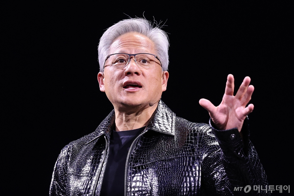 (라스베이거스(미국)=뉴스1) 신웅수 기자 = 젠슨 황 엔비디아 최고경영자(CEO)가 세계 최대 IT(정보기술)·가전 전시회 'CES 2025' 개막을 하루 앞둔 6일(현지시간) 미국 네바다주 라스베이거스 만달레이베이 컨벤션센터에서 기조연설을 하고 있다. 2025.1.6/뉴스1 Copyright © 뉴스1. All rights reserved. 무단 전재 및 재배포, AI학습 이용 금지. /사진=(라스베이거스(미국)=뉴스1) 신웅수 기자