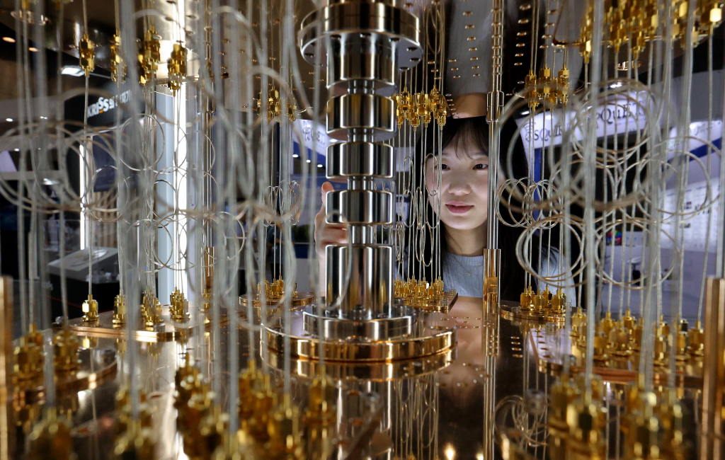 2024년 6월25일 오후 경기 고양시 킨텍스에서 열린 퀀텀 코리아 2024에 참가한 한국표준과학연구원 관계자가 양자컴퓨터 모형을 설명하고 있다. /사진=뉴스1.