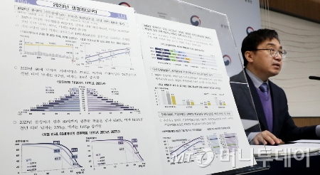 통계청이 지난해 말 사망신고 자료를 기초로 작성된 2023년 생명표 작성 결과를 발표했다./사진=(세종=뉴스1) 김기남 기자