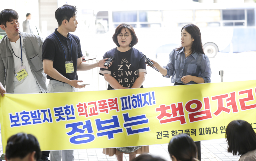 고 박주원 양의 어머니 이기철씨가 학교폭력 피해자 사건에 여러 차례 불출석해 패소하게 한 권경애 변호사(58·사법연수원 33기)를 상대로 낸 소송의 1심 선고 관련 심경을 밝히고 있다. 서울중앙지법 민사85단독(판사 노한동)은 학교폭력 피해자 고(故) 박주원양의 어머니 이기철씨가 권 변호사와 A법무법인 등을 상대로 낸 손해배상청구 소송에서 “권 변호사와 법무법인은 공동으로 5000만원을 원고에게 지급하라”며 원고 일부승소 판결했다. /사진=뉴시스