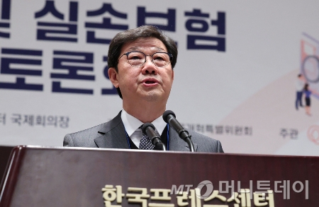 노연홍 의료개혁특별위원회 위원장이 9일 오후 서울 중구 프레스센터에서 열린 비급여 관리?실손보험 개혁방안 정책토론회에서 인사말을 하고 있다./사진=(서울=뉴스1) 장수영 기자