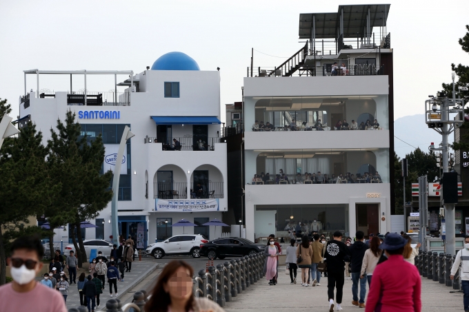 ▲강원 강릉시 견소동 강릉항(구 안목항) 안목 커피거리 일대에 관광객·나들이객들이 지나가고 있다./사진=뉴시스