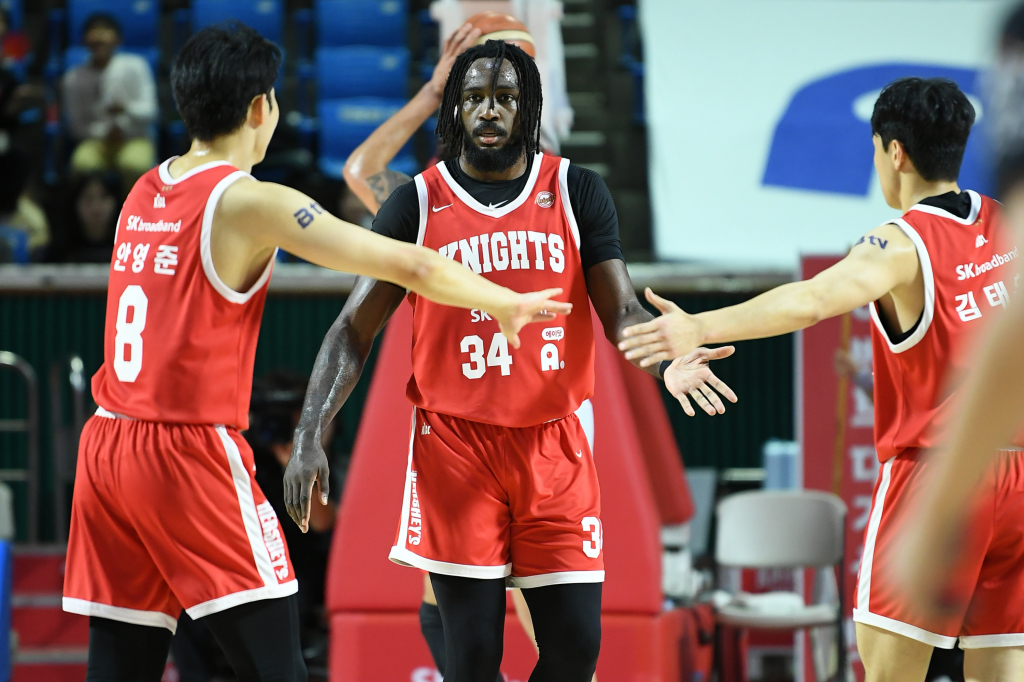 득점 후 서로 격려하는 서울 SK 선수들. /사진=KBL 제공