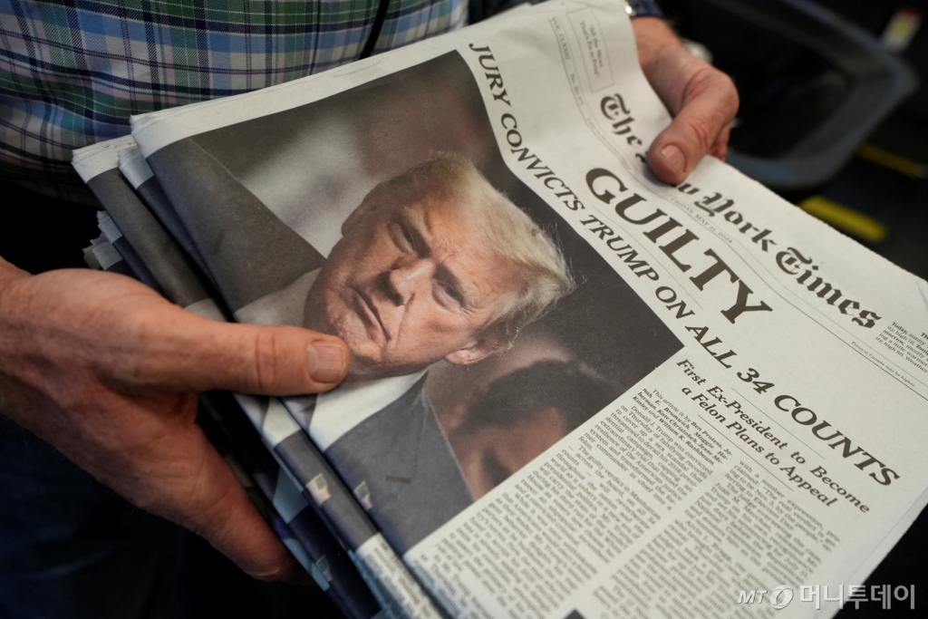 (뉴욕 로이터=뉴스1) 박재하 기자 = 30일(현지시간) 미국 뉴욕의 한 인쇄소에서 도널드 트럼프 전 대통령의 '성추문 입막음' 재판 유죄평결 소식이 담긴 뉴욕타임스(NYT) 신문이 인쇄되고 있다. 2024.05.30/ ⓒ 로이터=뉴스1 Copyright © 뉴스1. All rights reserved. 무단 전재 및 재배포, AI학습 이용 금지. /사진=(뉴욕 로이터=뉴스1) 박재하 기자