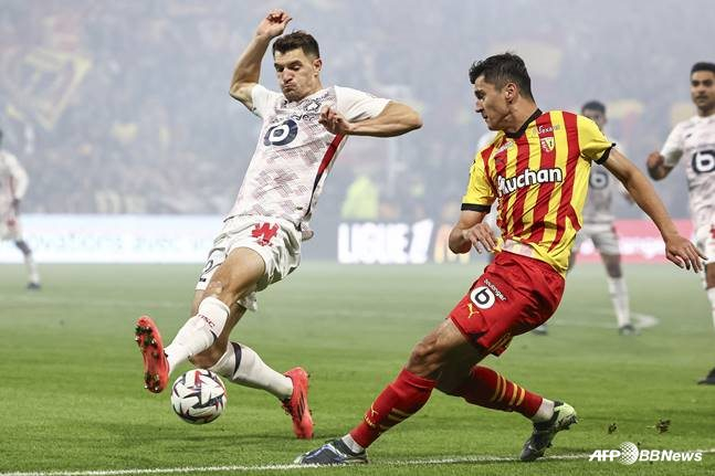 후사노프(오른쪽). /AFPBBNews=뉴스1