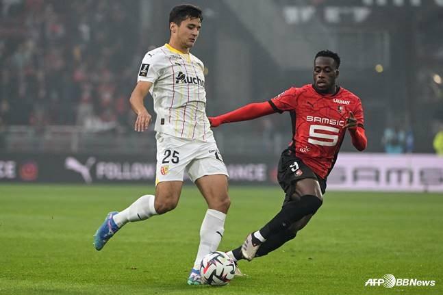 후사노프(왼쪽)가 패스를 시도하고 있다. /AFPBBNews=뉴스1