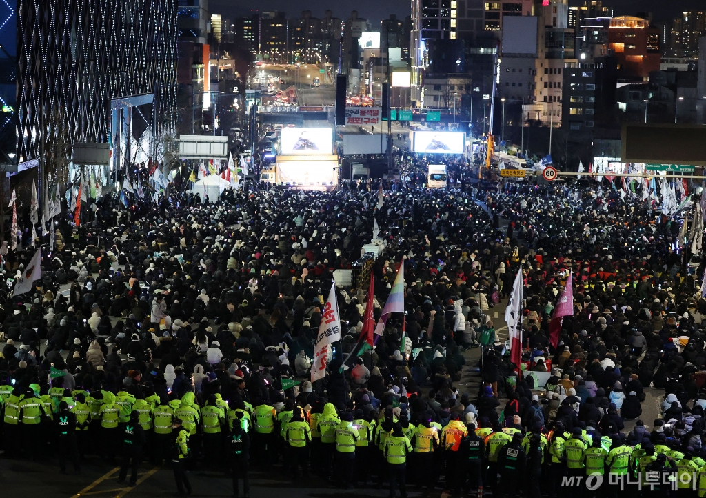 (서울=뉴스1) 임세영 기자 = 4일 서울 용산구 대통령 관저 인근에서 열린 윤석열 대통령 체포·탄핵 찬반 집회로 한남대로 양방향이 통제되고 있다. 2025.1.4/뉴스1  Copyright © 뉴스1. All rights reserved. 무단 전재 및 재배포,  AI학습 이용 금지. /사진=(서울=뉴스1) 임세영 기자