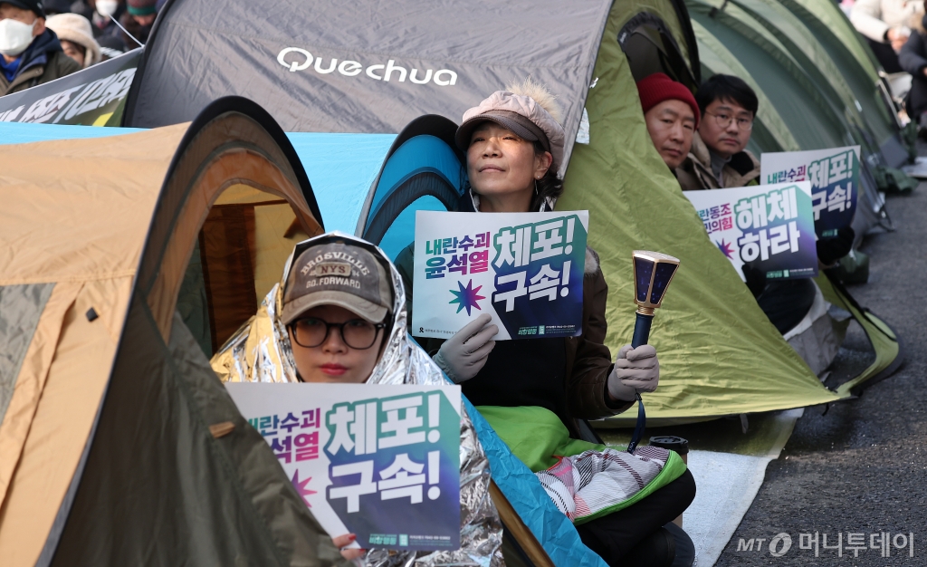 (서울=뉴스1) 김성진 기자 = 윤석열 대통령의 체포영장 유효기간 마지막 날인 6일 서울 용산구 한남동 대통령 관저 인근에서 열린 '윤석열 체포 구속 긴급행동'에서 민주노총, 진보당 등 진보단체를 비롯한 시민들이 텐트에서 윤석열 대통령 체포 및 구속을 촉구하고 있다. 2025.1.6/뉴스1  Copyright © 뉴스1. All rights reserved. 무단 전재 및 재배포,  AI학습 이용 금지. /사진=(서울=뉴스1) 김성진 기자