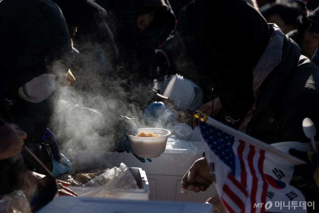 (서울=뉴스1) 이승배 기자 = 아침 전국 최저기온이 -24.5도, 수도권 -16.1도까지 떨어지며 올겨울 가장 추운 날씨를 보인 9일 오전 보수단체 회원들이 서울 용산구 한남동 대통령 관저 인근에서 윤석열 대통령 탄핵 반대 집회를 하는 가운데 음식이 배식되고 있다. 2025.1.9/뉴스1  Copyright © 뉴스1. All rights reserved. 무단 전재 및 재배포,  AI학습 이용 금지. /사진=(서울=뉴스1) 이승배 기자