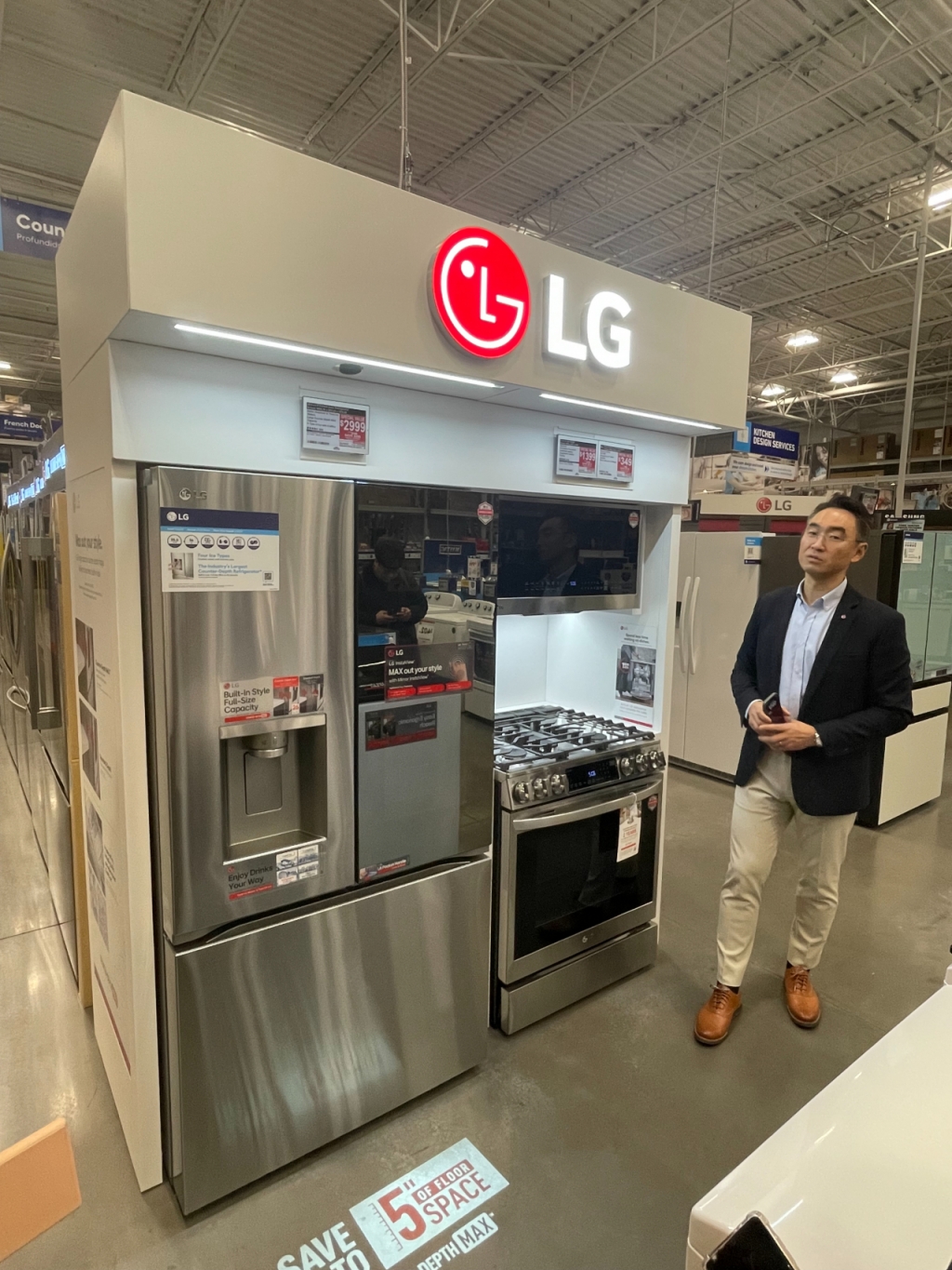 김성택 LG전자 미국법인 가전 영업실장이  9일(현지시간) 미국 라스베이거스 로우스 지점에서 LG전자의 영어전략을 설명 중이다/사진=한지연기자