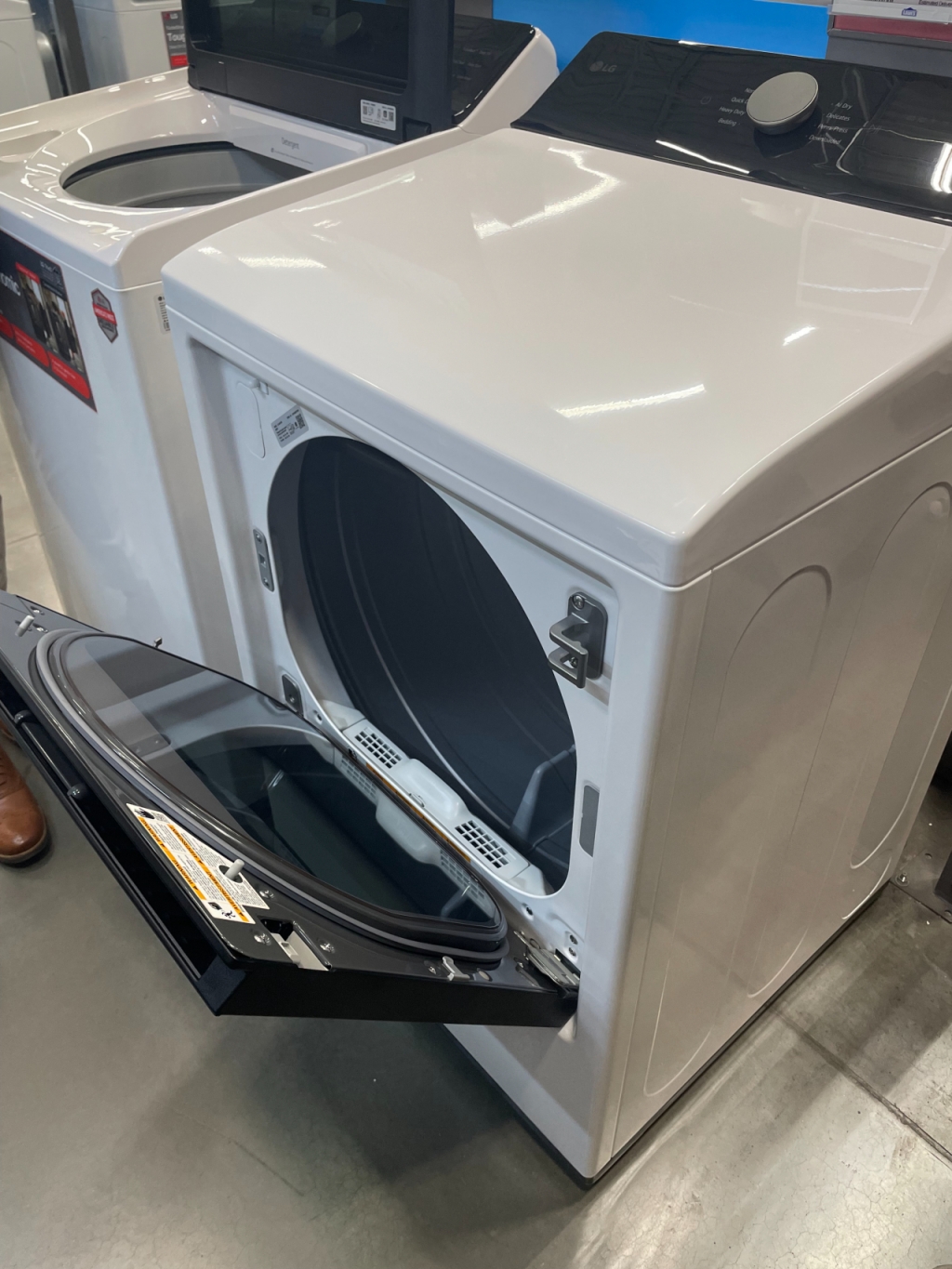 세탁 후 건조기에 편하게 옮겨 넣을 수 있도록 뚜껑이 상하로 열리게 했다/사진=한지연기자