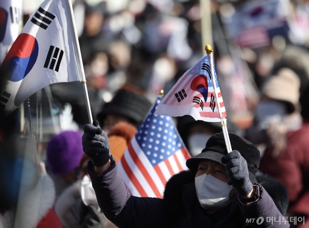 [서울=뉴시스] 김명년 기자 = 10일 오후 서울 용산구 한남동 대통령 관저 인근에서 윤석열 대통령 지지자들이 집회를 하고 있다. 2025.01.10. kmn@newsis.com /사진=김명년