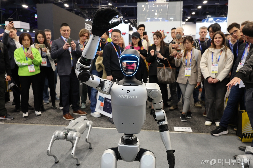세계 최대 정보기술(IT)·가전 전시회 'CES 2025' 개막일인 7일(현지시간) 미국 네바다주 라스베이거스 컨벤션센터(LVCC)에 마련된 중국 유니트리 부스에서 휴머노이드 로봇 G1이 손인사를 하고 있다./사진=뉴스1
