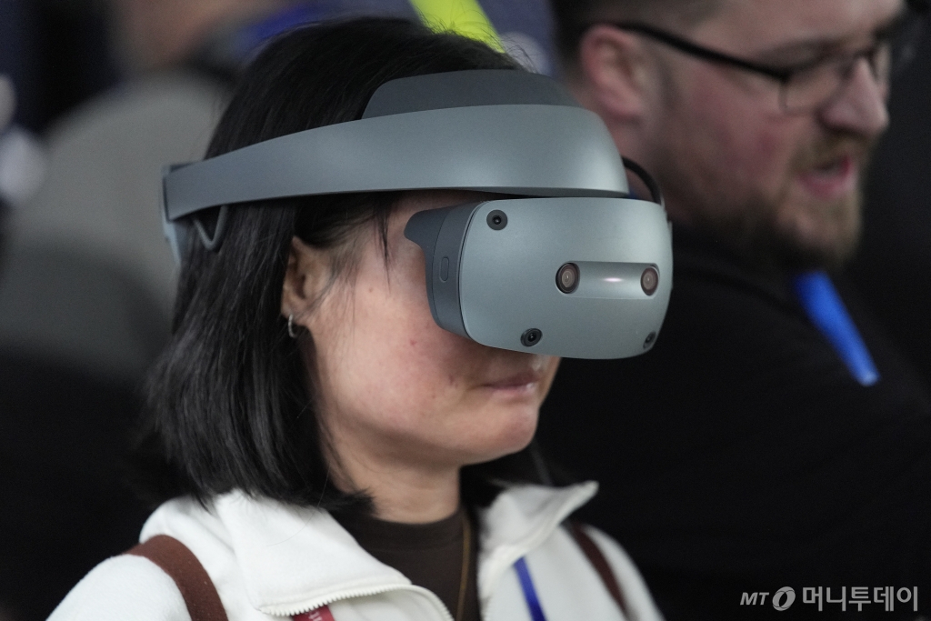 6일(현지시각) 미 네바다주 라스베이거스에서 세계 최대 전자·IT 박람회 'CES 2025' 개막을 하루 앞두고 열린 소니 콘퍼런스 참가자가 XR 헤드마운트 디스플레이를 체험하고 있다. /사진=뉴시스 /사진=민경찬