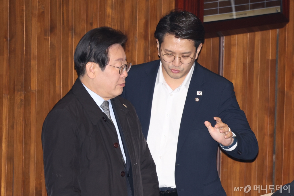 (서울=뉴스1) 이광호 기자 = 이재명 더불어민주당 대표가 8일 오후 서울 여의도 국회에서 열린 본회의에 참석해 전용기 의원과 대화하고 있다. 2025.1.8/뉴스1  Copyright © 뉴스1. All rights reserved. 무단 전재 및 재배포,  AI학습 이용 금지. /사진=(서울=뉴스1) 이광호 기자