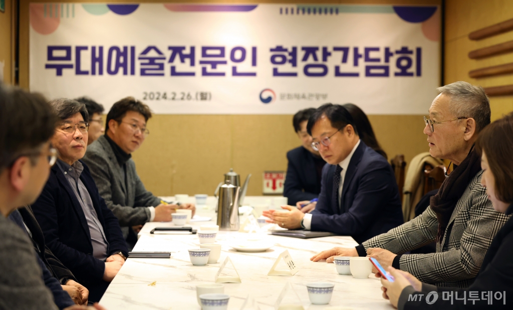 [서울=뉴시스] 유인촌 문화체육관광부 장관이 26일 서울 종로구의 한 식당에서 전국 공연시설의 무대조명과 음향, 의상, 기계 등을 담당하는 무대예술 전문인들을 만나 무대예술의 발전 방향을 논의하고 있다.(사진=문화체육관광부 제공) 2024.02.26. photo@newsis.com *재판매 및 DB 금지 /사진=