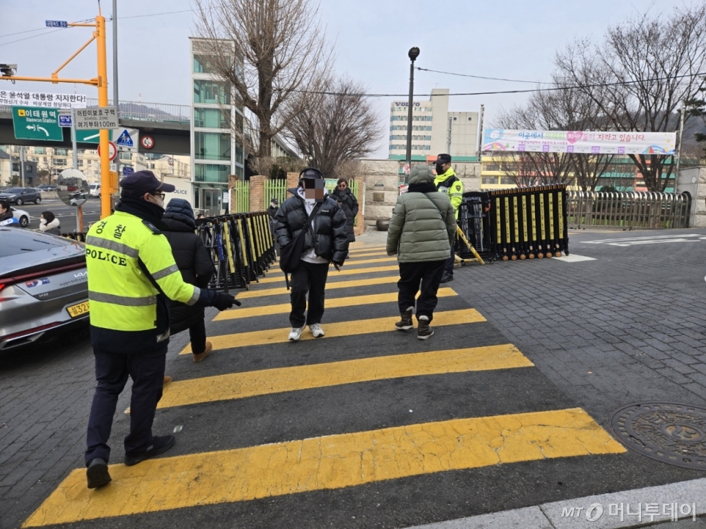 13일 오전 서울 용산구 한남초등학교 정문에서 경찰이 집회 상황을 관리하고 있다. /사진=이찬종 기자 
