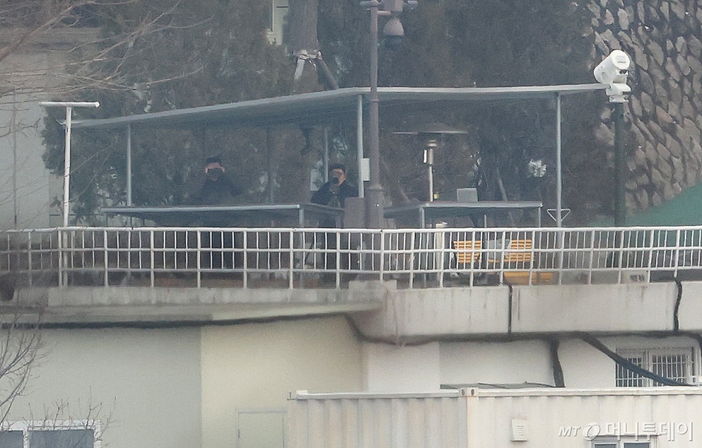윤석열 대통령에 대한 체포영장 집행 초읽기에 들어간 13일 서울 용산구 한남동 대통령 관저에서 대통령경호처 요원들이 망원경으로 관저 밖을 바라보고 있다. / 사진=뉴스1