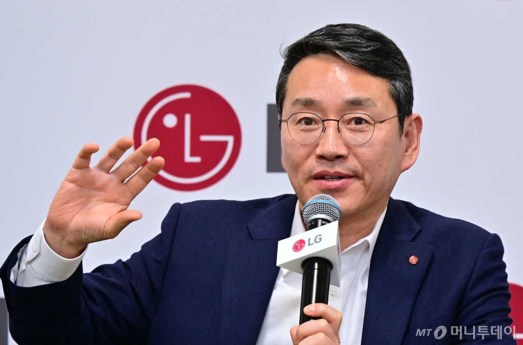 (서울=뉴스1) = 조주완 LG전자 최고경영자(CEO)가 8일(현지시각) 미국 라스베이거스에서 열린 기자간담회에서 사업 전략을 소개하고 있다.  (LG전자 제공) 2025.1.9/뉴스1  Copyright © 뉴스1. All rights reserved. 무단 전재 및 재배포,  AI학습 이용 금지. /사진=(서울=뉴스1)
