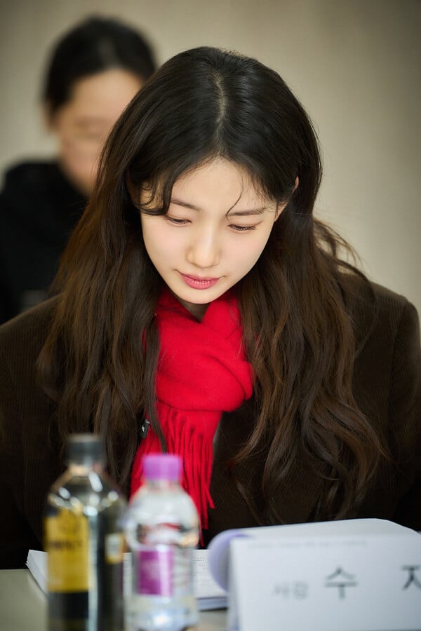 영화 '실연당한 사람들을 위한 일곱 시 조찬모임' 대본리당 현장에서 집중하는 수지, 사진=위드메이