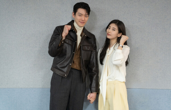 '다이루어질지니' 김우빈과 수지(오른쪽), 사진=넷플릭스,