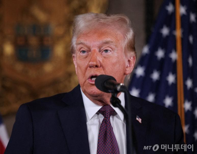 도널드 트럼프 미국 대통령 당선인이 지난 7일 (현지시간) 플로리다주 팜비치에 있는 마러라고 저택에서 기자회견을 갖고 “파나마 운하와 그린란드를 미국의 영향력 아래 두기 위해 군대 투입 가능성을 검토할 수 있다”고 밝히고 있다. / 로이터=뉴스1