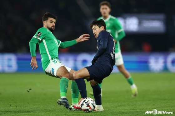 이강인(오른쪽)이 13일(한국시간) 프랑스 파리의 파르크 데 프린스에서 열린 PSG 대 생테티엔의 2024~2025시즌 프랑스 리그1 17라운드에서 왼발 드리블을 시도하고 있다. /AFPBBNews=뉴스1