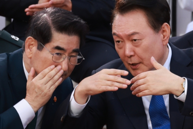 윤석열 대통령(오른쪽)이 지난해 10월1일 서울 광화문 광장에서 건군 76주년 국군의날 시가행진을 관람하며 김용현 당시 국방부 장관과 대화하고 있다./사진=뉴시스