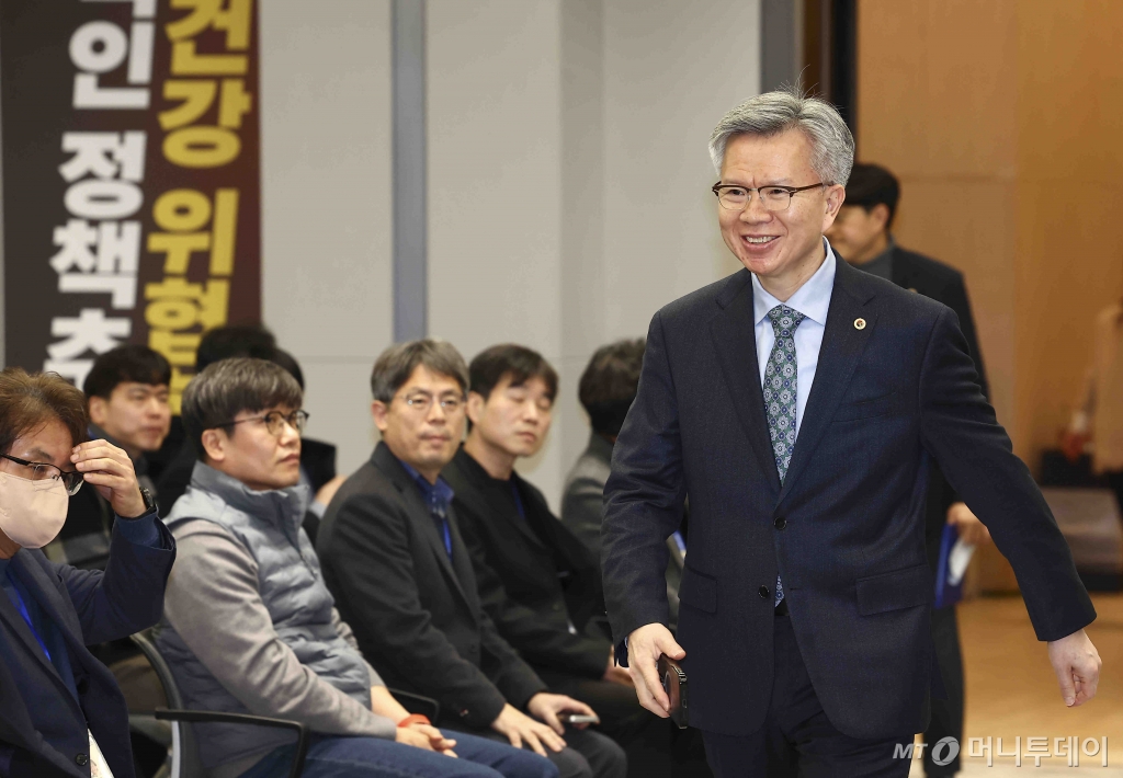 [서울=뉴시스] 김근수 기자 = 김택우 신임 대한의사협회장이 14일 오전 서울 용산구 대한의사협회에서 열린 제43대 대한의사협회장 취임식에 참석하고 있다. 2025.01.14. ks@newsis.com /사진=김근수