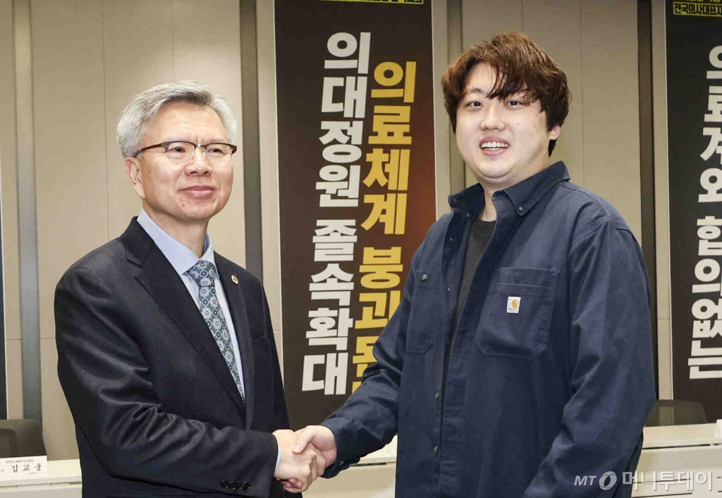 [서울=뉴시스] 김근수 기자 = 김택우(왼쪽) 신임 대한의사협회 회장이 14일 오전 서울 용산구 대한의사협회에서 열린 제43대 대한의사협회장 취임식을 마치고 박단 대한전공의협의회 비상대책위원장과 인사나누고 있다. 2025.01.14. ks@newsis.com /사진=김근수