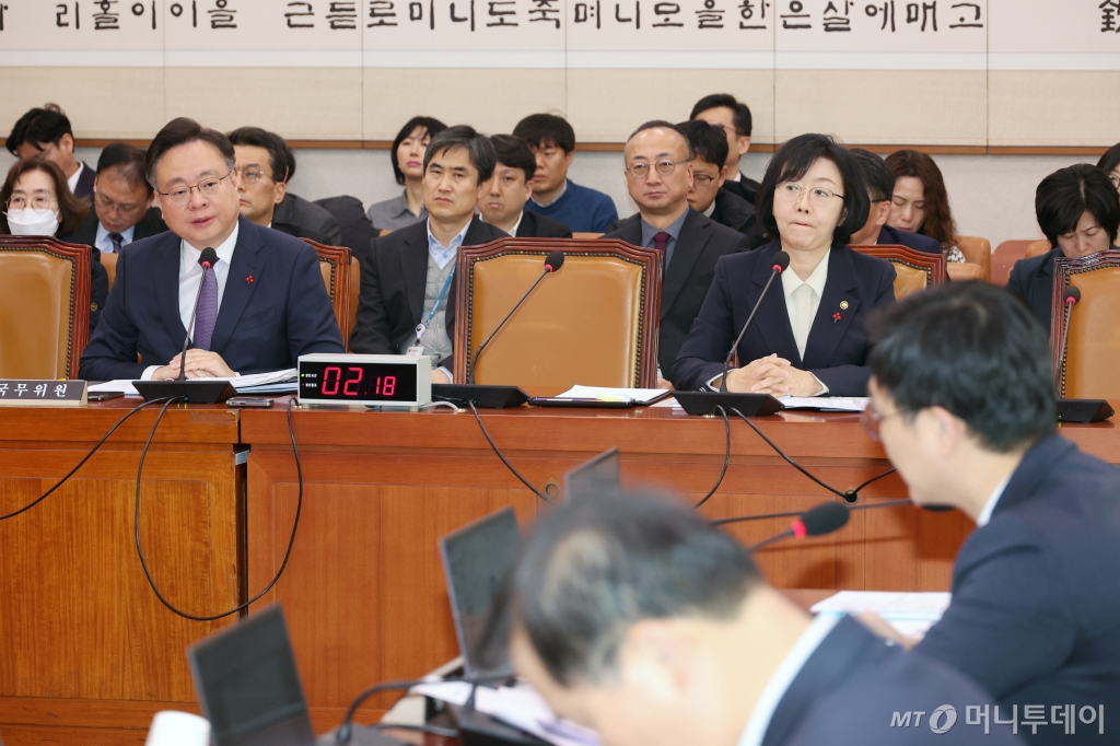 [서울=뉴시스] 고승민 기자 = 조규홍 보건복지부 장관이 24일 서울 여의도 국회에서 열린 법제사법위원회 전체회의에서 의원 질의에 답하고 있다. 2024.12.24. kkssmm99@newsis.com /사진=고승민