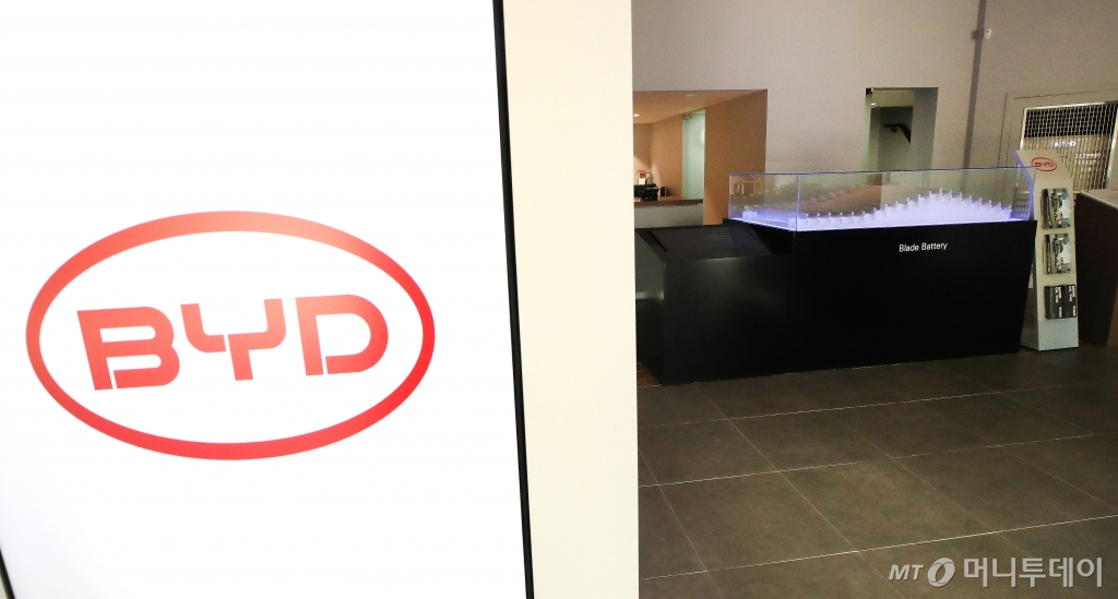 (서울=뉴스1) 임세영 기자 = 13일 서울 시내에 위치한 세계 전기차 1위인 중국 비야디(BYD) 매장에 전기차 배터리 모형이 전시되어 있다. 최근 인천의 한 아파트 지하주차장에서 발생한 전기차 화재 사고로 시작된 중국산 배터리에 대한 불안감이 중국 전기차 브랜드로 옮겨 붙고 있는 상황이다. 한편 BYD코리아 측은 “자사 주력 제품에 탑재된 배터리는 사고 차량에 들어간 NCM(니켈·코발트·망간) 배터리보다 화재 안전성이 높은 LFP 배터리”라며 “출시 시점을 특정할 수는 없지만 한국 진출 검토에는 큰 문제가 없다”라고 말했다. 2024.8.13/뉴스1 Copyright © 뉴스1. All rights reserved. 무단 전재 및 재배포, AI학습 이용 금지. /사진=(서울=뉴스1) 임세영 기자