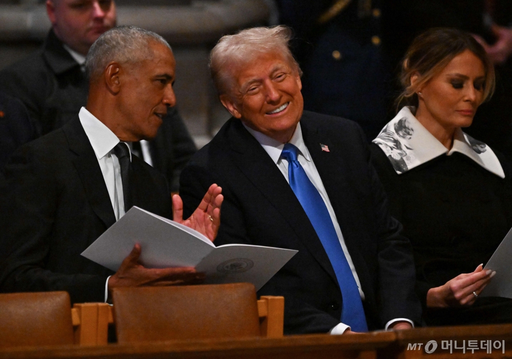 (워싱턴 AFP=뉴스1) 우동명 기자 = 도널드 트럼프 미국 대통령 당선인과 부인 멜라니아 여사, 버락 오바마 전 대통령이 9일(현지시간) 워싱턴에 있는 워싱턴 국립 대성당에서 엄수된 지미 카터 전 대통령의 국장에 참석을 하고 있다. 2025.01.10  ⓒ AFP=뉴스1  Copyright © 뉴스1. All rights reserved. 무단 전재 및 재배포,  AI학습 이용 금지. /사진=(워싱턴 AFP=뉴스1) 우동명 기자