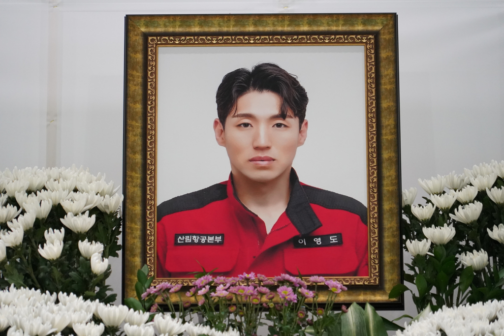 설악산에서 낙상 환자 구조 뒤 헬기에 오르다 상공에서 떨어져 숨진 산림청 산림항공본부 고(故) 이영도 공중진화대원의 영결식이 6일 오전 강원 태백고원체육관에서 엄수되고 있다. /사진=뉴스1