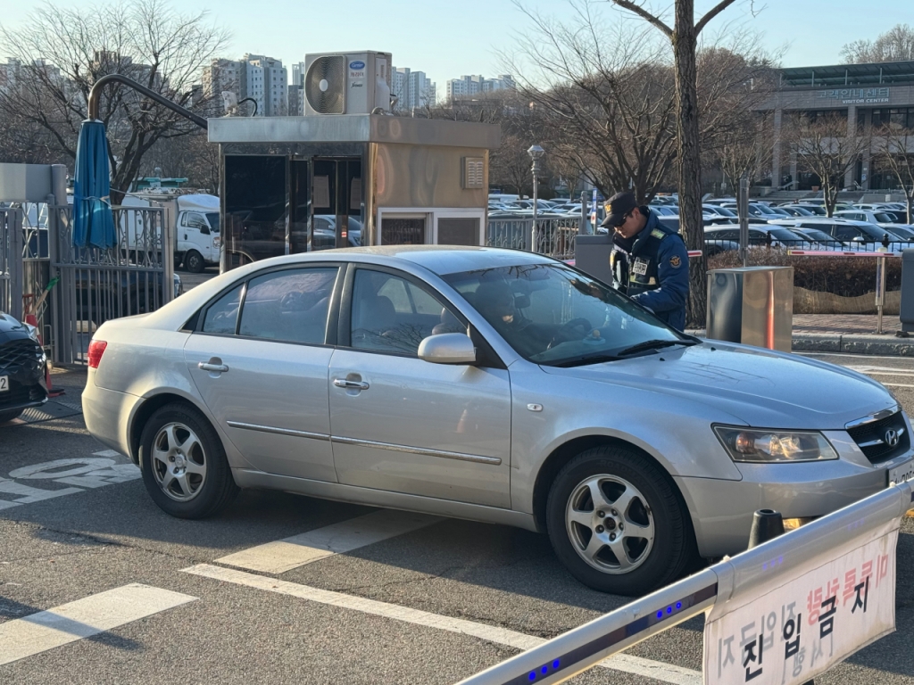 15일 오전 8시50분쯤 경기 과천시 과천정부청사. 정문에서 10m 가량 떨어진 주차장에선 '2차 검문'이 실시되는 모습. 경찰이 차량 운전자들에게 출입증을 요구하는 모습. /사진=김호빈 기자