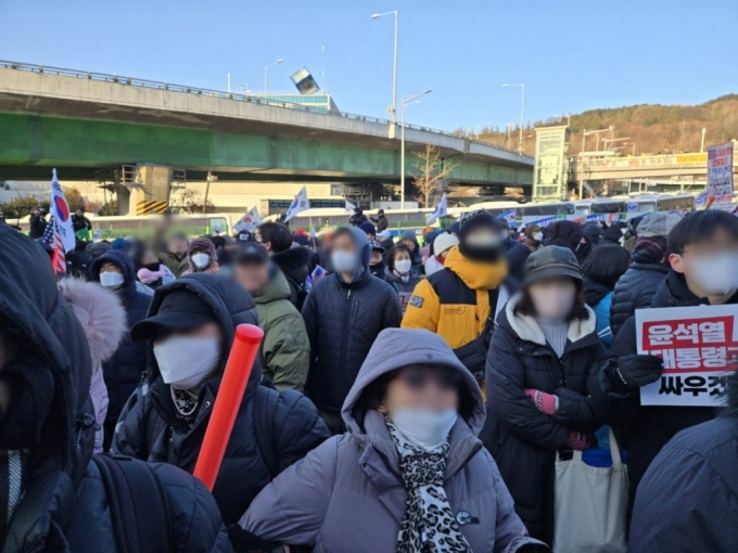 15일 오전 서울 용산구 한남동 관저 앞. 김성훈 대통령경호차장 체포 소식에 일대가 숙연해진 모습. /사진=이찬종 기자