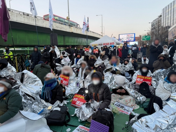 15일 오전 7시30분쯤 서울 용산구 한남동 볼보빌딩 앞에 윤석열 대통령의 체포를 요구하는 집회가 이어지고 있다. /사진=김선아 기자