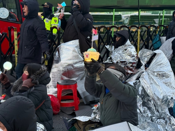 15일 오전 7시30분쯤 서울 용산구 한남동 볼보빌딩 앞에 윤석열 대통령의 체포를 요구하는 집회가 이어지고 있다. /사진=김선아 기자