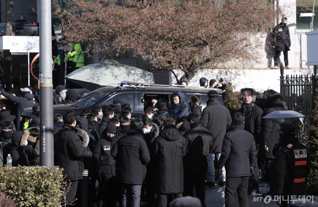 고위공직자범죄수사처(공수처)와 경찰이 윤석열 대통령에 대한 2차 체포영장을 집행한 15일 윤 대통령 등이 탑승한 것으로 추정된 차량이 서울 용산구 한남동 관저를 나서고 있다. 2025.01.15. /사진=정병혁