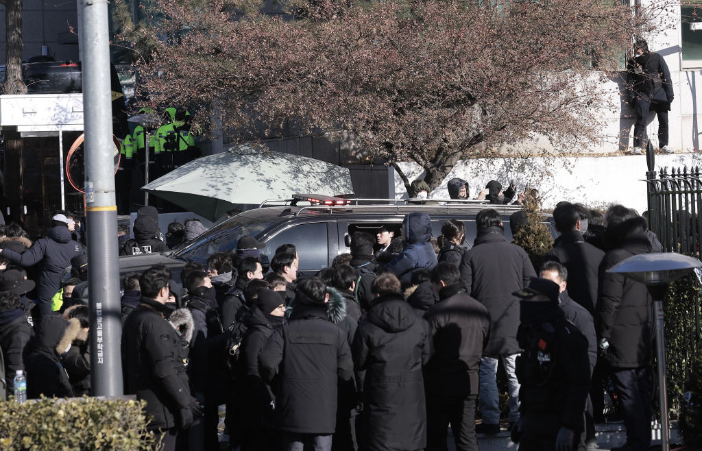 고위공직자범죄수사처(공수처)와 경찰이 윤석열 대통령에 대한 2차 체포영장을 집행한 15일 윤 대통령과 경호처 관계자 등이 탑승한 것으로 추정된 차량이 서울 용산구 한남동 관저를 나서고 있다. /사진=뉴시스