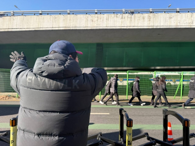 15일 오전 11시쯤 서울 용산구 한남동에 윤석열 대통령 탄핵을 요구하는 집회 참가자가 경찰들에게 환호하는 모습. /사진=김선아 기자