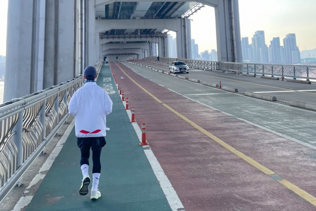 젊은 남성이 한파에도 잠수교 위를 달리고 있다. 달리기는 건강효과가 높은 운동이지만 부상예방을 위해 주의가 필요하다./사진=고대구로병원