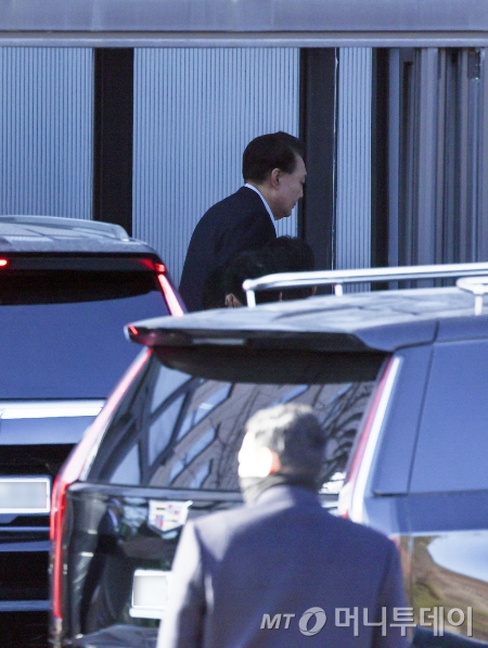 (과천=뉴스1) 김영운 기자 = 내란 우두머리 혐의로 체포된 윤석열 대통령이 15일 오전 경기 과천 고위공직자범죄수사처(공수처)에 도착해 조사실로 향하고 있다. (공동취재) 2025.1.15/뉴스1  Copyright © 뉴스1. All rights reserved. 무단 전재 및 재배포,  AI학습 이용 금지. /사진=(과천=뉴스1) 김영운 기자