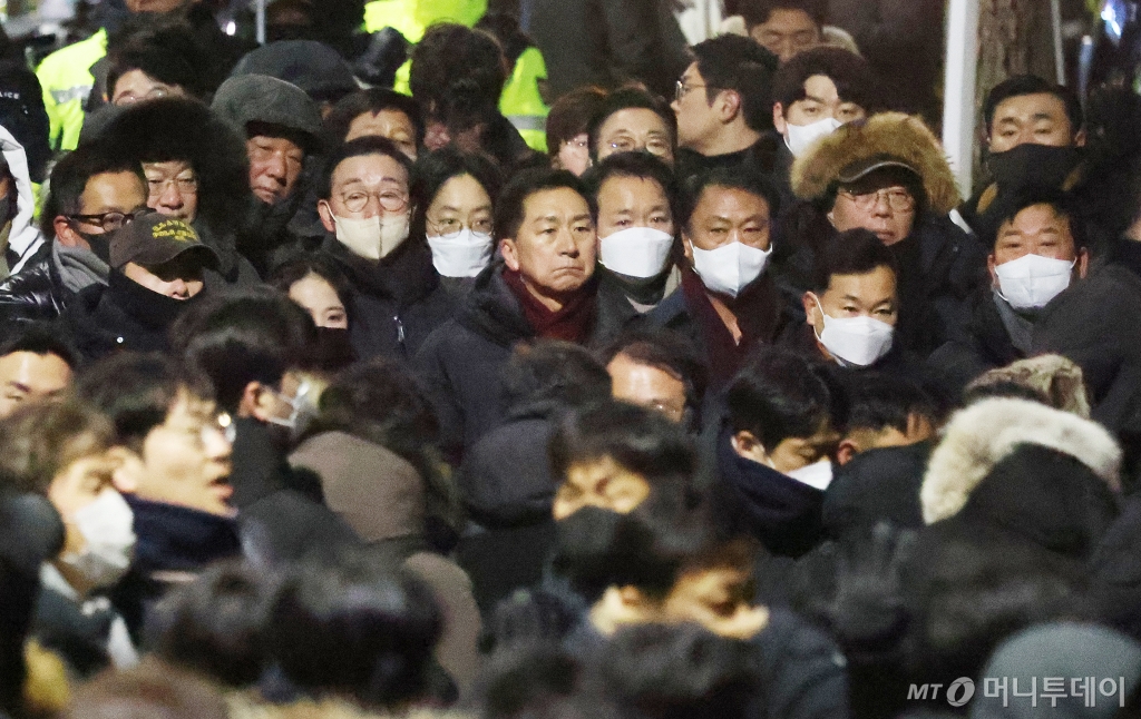고위공직자범죄수사처(공수처)가 윤석열 대통령 2차 체포영장 집행에 나선 15일 오전 서울 용산구 한남동 대통령 관저 앞에 김기현 의원(가운데)을 비롯한 국민의힘 의원들이 경찰 진입을 지켜보고 있다. 2025.1.15/사진=뉴스1 /사진=(서울=뉴스1) 송원영 기자