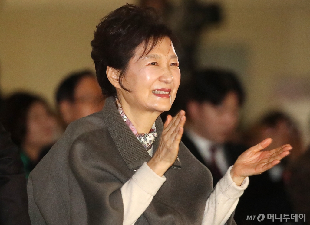 (구미=뉴스1) 공정식 기자 = 박근혜 전 대통령이 14일 경북 구미코에서 열린 '박정희 대통령 탄신 107돌 문화행사'에 참석해 손뼉을 치고 있다. 2024.11.14/뉴스1  Copyright © 뉴스1. All rights reserved. 무단 전재 및 재배포,  AI학습 이용 금지. /사진=(구미=뉴스1) 공정식 기자