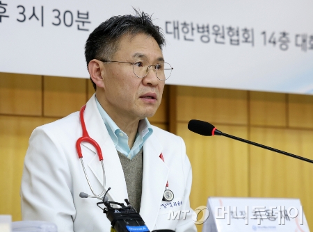 최용재 대한소아청소년병원협회 회장이 15일 오후 서울 마포구 대한병원협회 대회의실에서 지속적 대유행 소아감염질환 선제 대응 촉구 기자회견을 하고 있다./사진=[서울=뉴시스] 이영환 기자