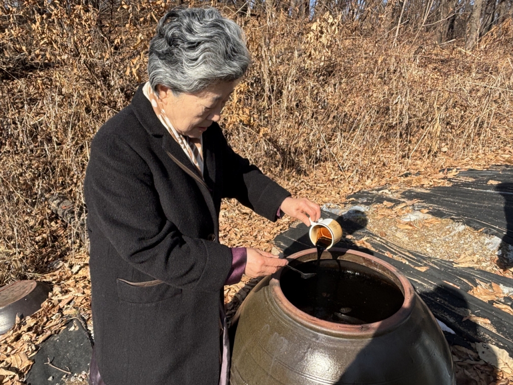 이항복 선생의 14대 종부인 조병희 종부. 조병희 종부가 1973년에 만든 씨간장을 살펴보고있다. /사진=하수민기자 